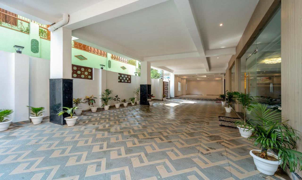 Treebo Raj Palace Hotel Varanasi Exterior foto